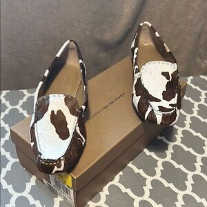 Elegant Brown and White Flats with Timeless Appeal